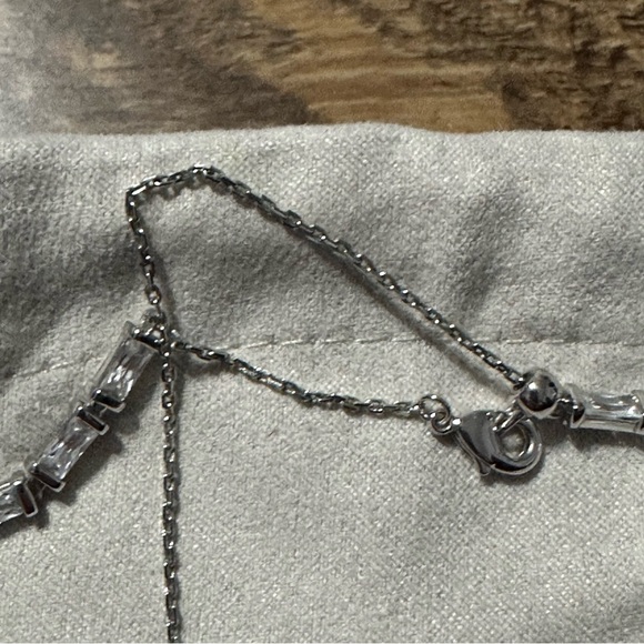 Gorgeous Kendra Scott silver necklace - Picture 4 of 4